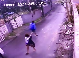 Sa femme lui demande de cueillir une pomme, ça tourne mal