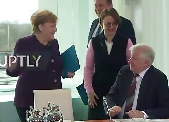 Le ministre de l’Intérieur allemand refuse la poignée de main d’Angela Merkel