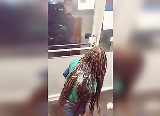 Violent clash between a customer and a Domino's delivery driver: she claims she has already paid