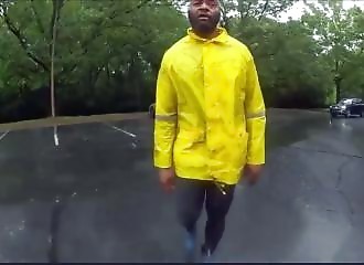 Malgré deux tirs de taser, ils continuent à menacer des policiers, et se fait exécuter (Public averti)