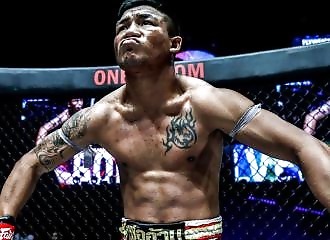 Ce combattant muay thai ne tombe jamais KO !