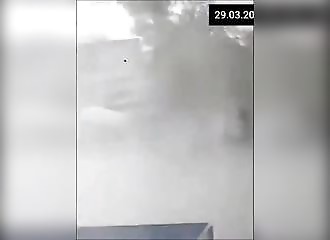 Un motard complètement stupide frôle la mort