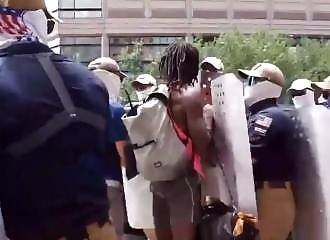 Il se plaint d'avoir été agressé par des patriotes, la vidéo dit tout autre chose !