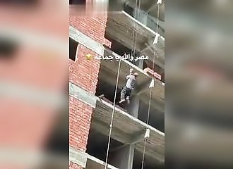 Un ouvrier en bâtiment prend un ascenseur ultra rapide!