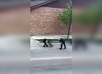 Le cycliste 1 - Le policier 0 : l'interpellation la plus ratée du web