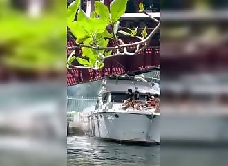 Son yacht dépasse de quelques centimètres, le pont ne fait pas de cadeau