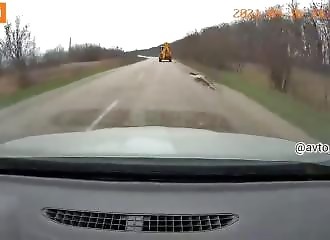 Effroyable collision entre une voiture et une tractopelle (Ukraine)
