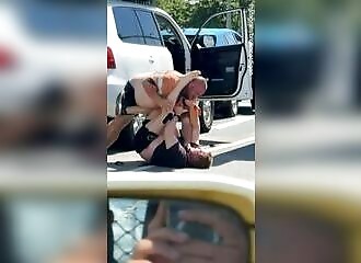 Un automobiliste se fait détruire par un ouvrier lors d'un roadrage