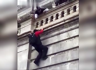 Des manifestants escaladent le mur du Capitole sur la musique de Mario