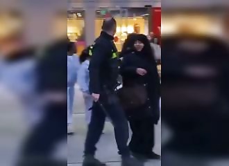 Netherlands: He arrests a woman and hits the one filming, the video goes viral