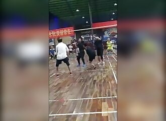 Un homme finit par terre lors d'un match de volley-ball