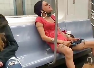 Un trans chante dans le métro, et crée une ambiance incroyable