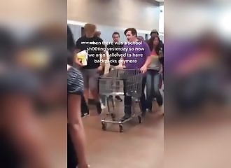 Ces écoles interdisent le sac à dos, voici la folie qui s'en suit !
