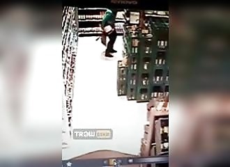 Surprise en train de faire caca dans un magasin !