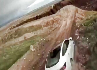 Il balance sa Tesla du haut d'une falaise pour voir si elle explose comme au cinéma