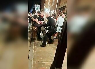 Un homme habillé en femme crée des troubles et se fait calmer par des videurs