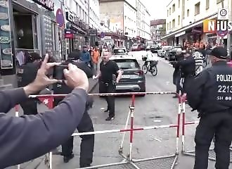 La police allemande tire sur un homme menaçant avec une hache et un Molotov
