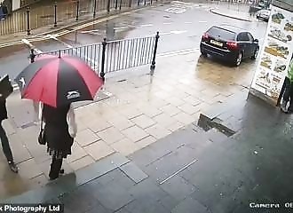 Un voyou lance une plaque de béton dans la tête d'une femme portant un hijab