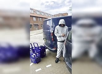 Pays-Bas : pas de vigile, juste une femme courageuse qui stoppe deux voleurs à l'Aldi