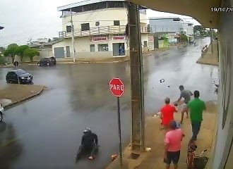 He stops to smash a motorist who has just caused an accident