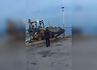 L'engin s'enfonce, le conducteur coincé dans la cabine réussit à s'en sortir