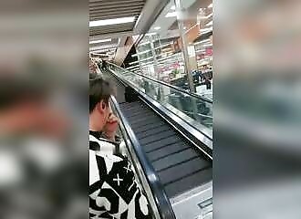 Elle tombe dans un trou dans un escalator (Public averti)