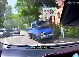 Un automobiliste se fait percuter par un camion fou