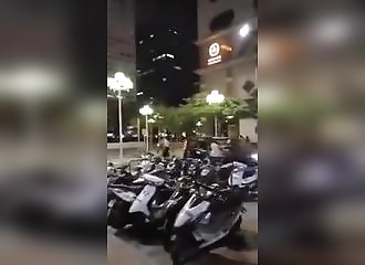 Des filles prennent la fuite face à la brigade de répression des mœurs (Chine)