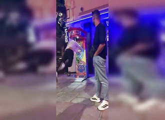 Il donne un coup de tête dans la machine de boxe, mauvaise idée