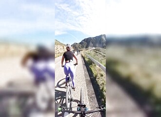 Personne ne double cette cycliste, découvrez pourqoi
