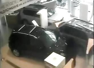 En colère parce qu’il a trop attendu, un automobiliste saccage le showroom de son concessionnaire