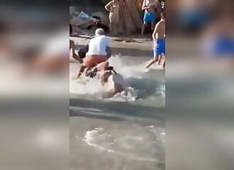 Un italien se venge après qu'un touriste a poussé sa femme