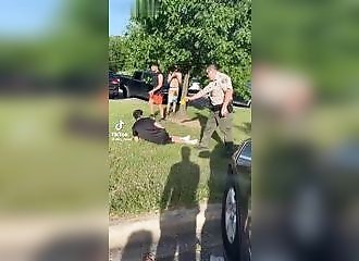 Des tirs font venir ces policiers, qui tasent et gazent ensuite deux jeunes (sans raison ?)