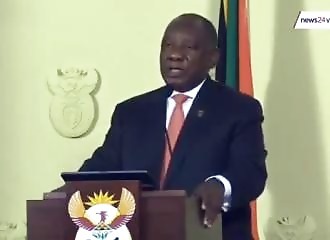 Le président sud-africain explique comment se saluer sans chopper le coronavirus