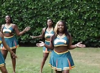 Un entraînement de pompomgirls tourne bizarrement ! (NSFW)