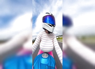 Cette motarde australienne fait le buzz avec sa façon très libre de rouler