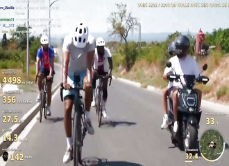 Ces cyclistes se font balancer des œufs en pleine chaleur