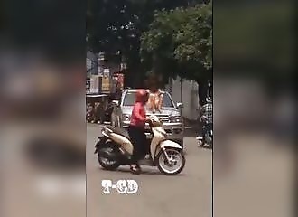 Une droguée se donne en spectacle sur le toit d’une voiture