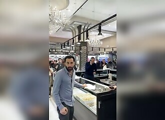 He accuses a rival jeweller of using his name to defraud: it all goes to hell!