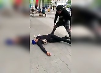 Il cherche des noises à tout le monde, un ancien boxeur poids lourd le remet à sa place