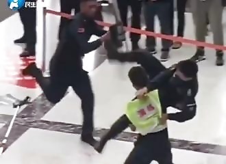 Les techniques impressionnantes d'un entraînement anti-terroriste en Chine