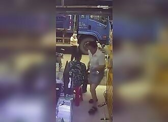 Un client met le feu aux fesses d'une serveuse !