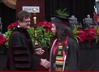 Une étudiante danse lors de sa remise de diplome et refuse de serrer la main du président de l'université