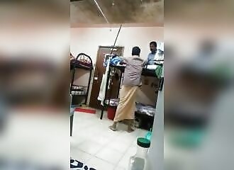 2 indiens se battent pour avoir le lit du haut