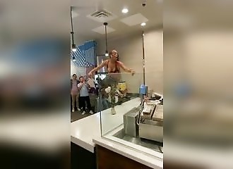 3 femmes lancent tout ce qu'elle trouvent sur les employés d'un restaurant