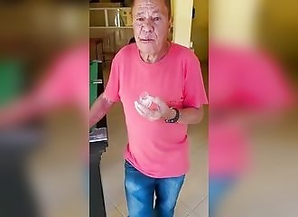 Ce gars mange un verre !