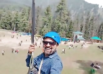 Il filme un massacre accidentellement en faisant du tyrolienne