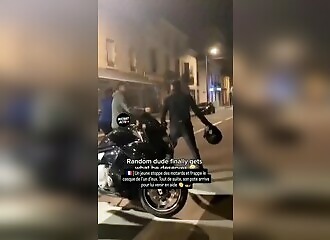 Il commence par frapper un motard puis reçoit un méchant coup de casque