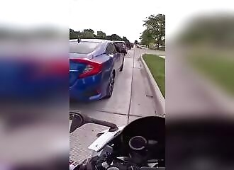 Un motard rend fou un automobiliste