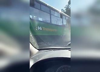 D’un coup d’extincteur, un chauffeur de bus détruit la vitre d’un automobiliste